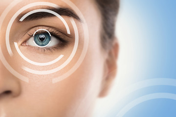 Un'immagine con il focus sull'occhio di una donna a indicare l'importanza di monitorare le patologie croniche oculari